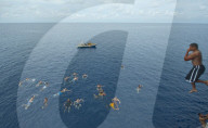 FEATURE - "Swim Call" - Matrosen hüpfen zu hunderten von ihren Navy-Schiffen