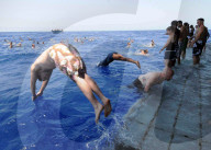 FEATURE - "Swim Call" - Matrosen hüpfen zu hunderten von ihren Navy-Schiffen