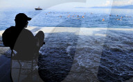 FEATURE - "Swim Call" - Matrosen hüpfen zu hunderten von ihren Navy-Schiffen