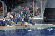 FEATURE - "Swim Call" - Matrosen hüpfen zu hunderten von ihren Navy-Schiffen