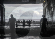 FEATURE - "Swim Call" - Matrosen hüpfen zu hunderten von ihren Navy-Schiffen