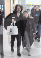 PEOPLE - Renée Zellweger landet mit Freund Doyle in Heathrow