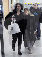 PEOPLE - Renée Zellweger landet mit Freund Doyle in Heathrow