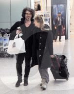 PEOPLE - Renée Zellweger landet mit Freund Doyle in Heathrow