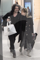 PEOPLE - Renée Zellweger landet mit Freund Doyle in Heathrow
