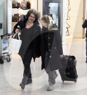 PEOPLE - Renée Zellweger landet mit Freund Doyle in Heathrow