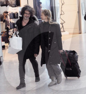 PEOPLE - Renée Zellweger landet mit Freund Doyle in Heathrow