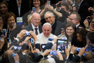 NEWS - Gefeiert wie ein Popstar: Papst Franziskus