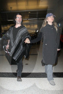 PEOPLE - Renée Zellweger und Doyl Bramhall landen gut gelaunt in LA