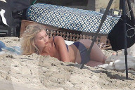 PEOPLE - Räkelt sich für Victorias Secret im Sand: Elsa Hosk