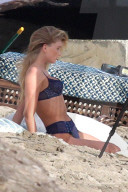 PEOPLE - Räkelt sich für Victorias Secret im Sand: Elsa Hosk