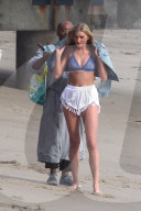 PEOPLE - Räkelt sich für Victorias Secret im Sand: Elsa Hosk