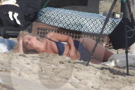 PEOPLE - Räkelt sich für Victorias Secret im Sand: Elsa Hosk