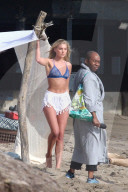 PEOPLE - Räkelt sich für Victorias Secret im Sand: Elsa Hosk