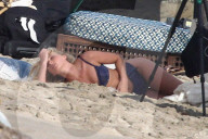 PEOPLE - Räkelt sich für Victorias Secret im Sand: Elsa Hosk