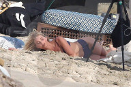PEOPLE - Räkelt sich für Victorias Secret im Sand: Elsa Hosk