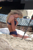 PEOPLE - Räkelt sich für Victorias Secret im Sand: Elsa Hosk