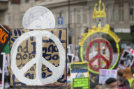 NEWS - London: Tausende protestieren gegen Atomwaffen