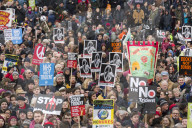 NEWS - London: Tausende protestieren gegen Atomwaffen