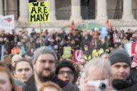 NEWS - London: Tausende protestieren gegen Atomwaffen