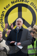 NEWS - London: Tausende protestieren gegen Atomwaffen