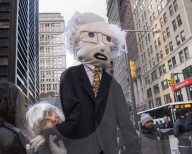 NEWS - New York: Frauen tun ihre Sympathie für Bernie Sanders kund