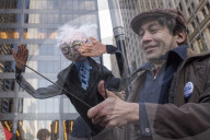NEWS - New York: Frauen tun ihre Sympathie für Bernie Sanders kund