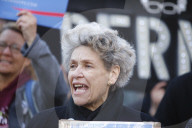 NEWS - New York: Frauen tun ihre Sympathie für Bernie Sanders kund