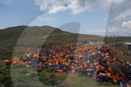 NEWS - Flüchtlingskrise: Berge von Schwimmwesten auf Lesbos