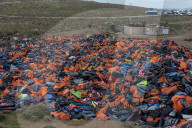 NEWS - Flüchtlingskrise: Berge von Schwimmwesten auf Lesbos