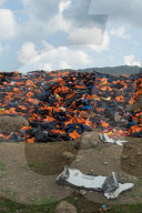 NEWS - Flüchtlingskrise: Berge von Schwimmwesten auf Lesbos