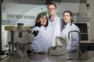 PORTRAIT - Zika Virus Forscher Olga Pleguezuelos, John Brew und Ana im Labor in Camden