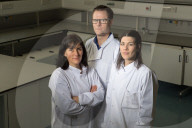 PORTRAIT - Zika Virus Forscher Olga Pleguezuelos, John Brew und Ana im Labor in Camden