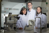 PORTRAIT - Zika Virus Forscher Olga Pleguezuelos, John Brew und Ana im Labor in Camden