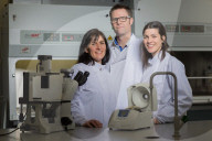 PORTRAIT - Zika Virus Forscher Olga Pleguezuelos, John Brew und Ana im Labor in Camden