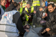 NEWS - Lesbos: Weitere Flüchtlinge werden von Helfern empfangen