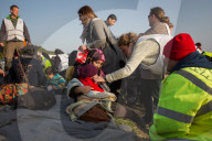 NEWS - Lesbos: Weitere Flüchtlinge werden von Helfern empfangen