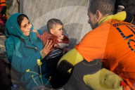NEWS - Lesbos: Weitere Flüchtlinge werden von Helfern empfangen