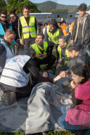 NEWS - Lesbos: Weitere Flüchtlinge werden von Helfern empfangen