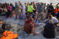 NEWS - Lesbos: Weitere Flüchtlinge werden von Helfern empfangen