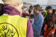 NEWS - Lesbos: Weitere Flüchtlinge werden von Helfern empfangen