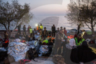 NEWS - Lesbos: Weitere Flüchtlinge werden von Helfern empfangen