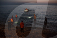 NEWS - Lesbos: Weitere Flüchtlinge werden von Helfern empfangen