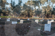 REPORTAGE - FLÃ¼chtlingsfriedhof auf Lesbos