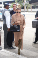 PEOPLE - Schwangere Chrissy Teigen dick eingepackt am Flughafen in Los Angeles