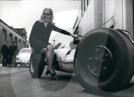 PEOPLE - Auto Show: Don't miss the Models!