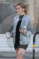 PEOPLE - Hailey Baldwin gönnt sich eine Coffee-To-Go