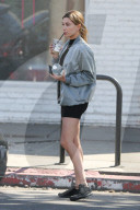 PEOPLE - Hailey Baldwin gönnt sich eine Coffee-To-Go