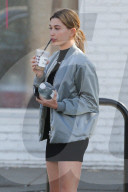 PEOPLE - Hailey Baldwin gönnt sich eine Coffee-To-Go
