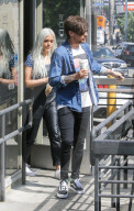 PEOPLE - Louis Tomlinson gönnt sich und einer unbekannten Blondine einen Coffee-To-Go